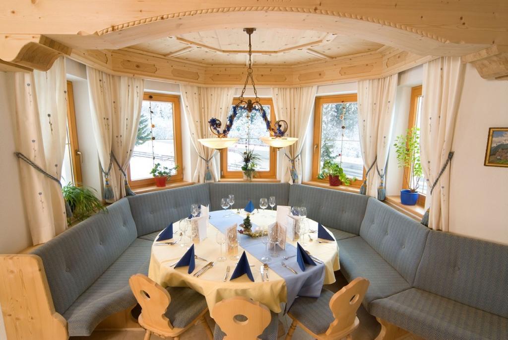 جيرلوس Alpenhotel Tirolerhof المطعم الصورة